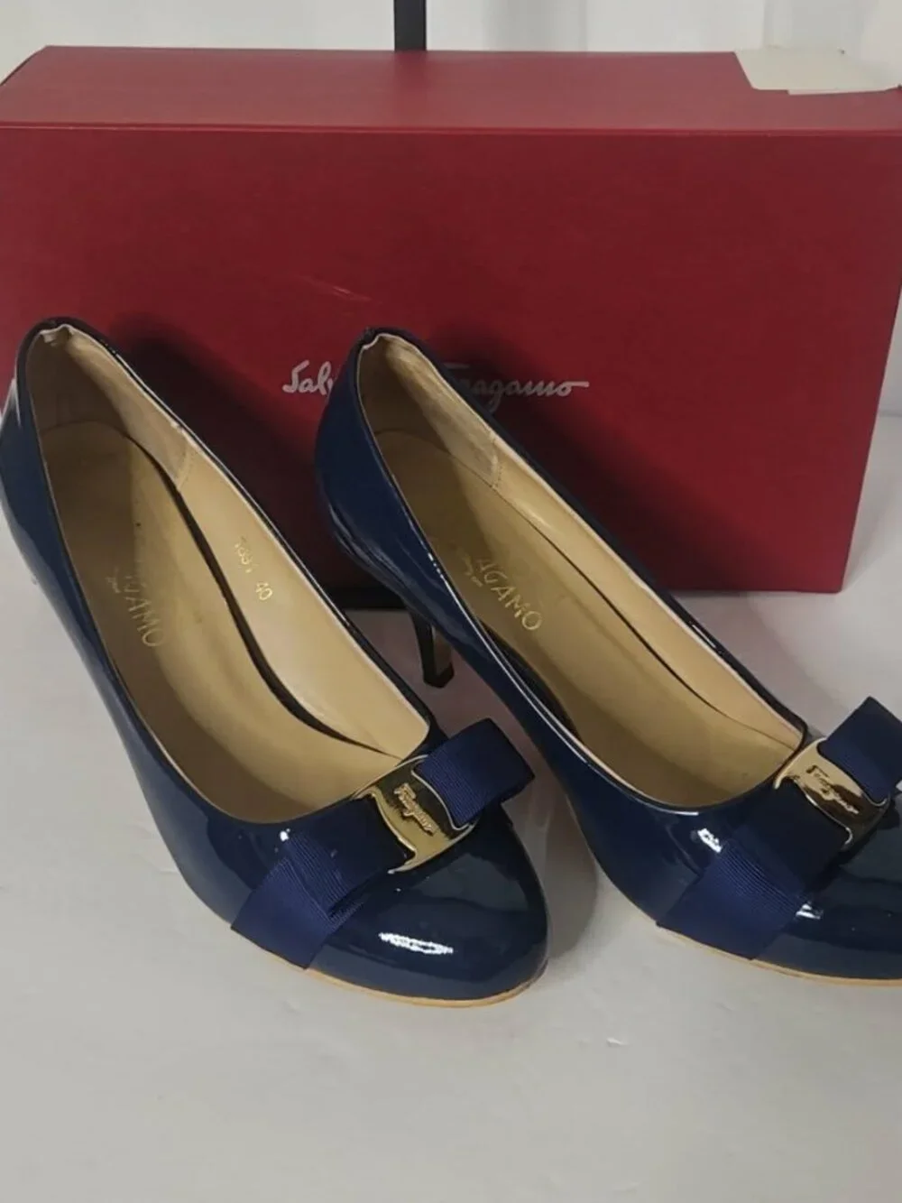 Salvatore Ferragamo Navy Patent Vara Bow Pumps Size 40 w/ Box